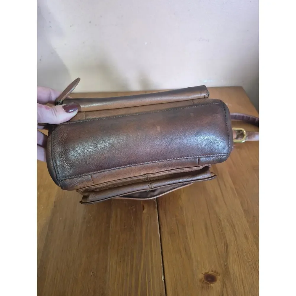 Vintage Fossil Genuine leather crossbody bag 1954 #75082 Brown in color